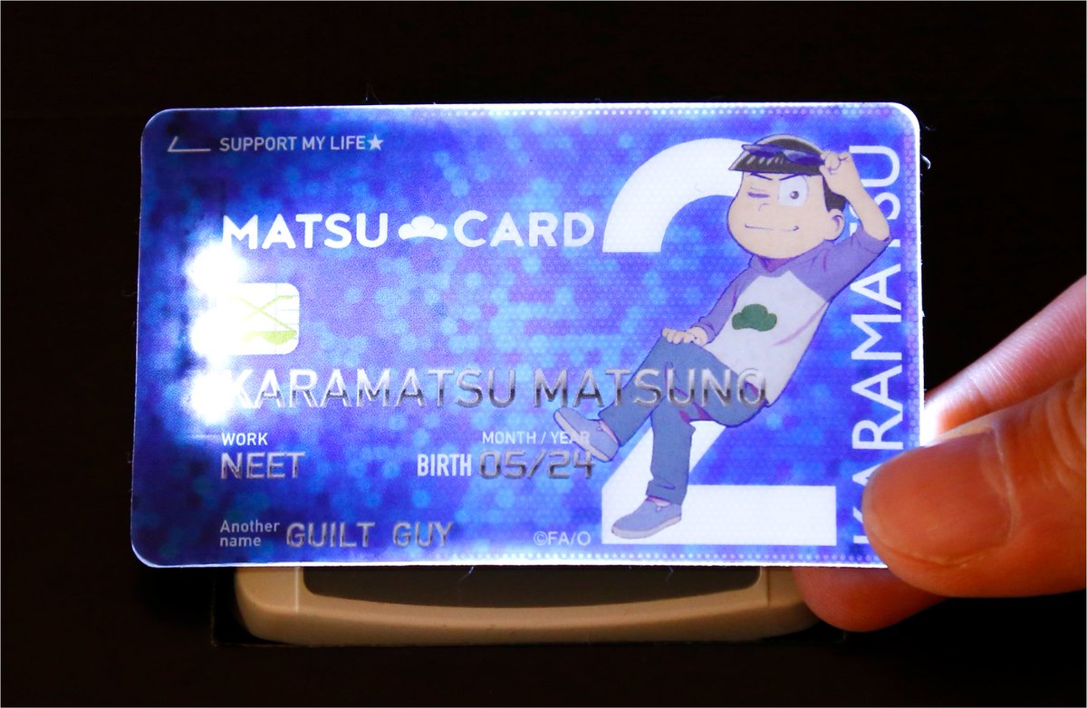 おそ松さん 公式アカウント グッズ情報 Amazon限定 クレジットカード風デザインのピーカが登場 Icカードでのお支払いの時にピカッと光ります 改札でもピカッ カードとパスケース付きの２種展開 詳細は カード T Co Sogcmgvdnw
