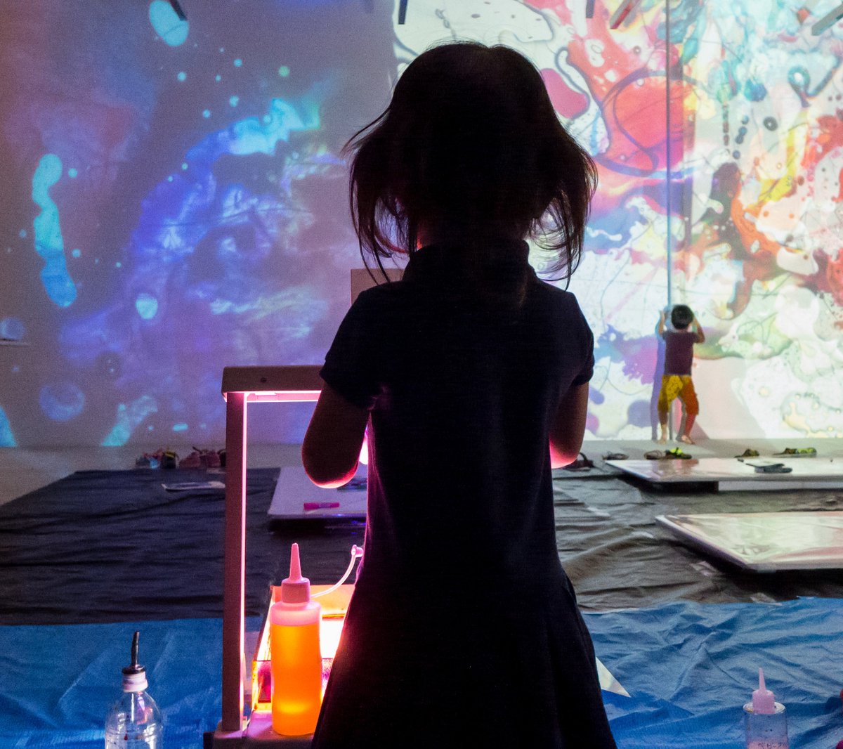 かぞくのアトリエ 渋谷区こども 親子支援センター Twitter પર 2 24 土 じかんに絵をかこう Time Painting 光のワークショップ 仙石彬人 ヴィジュアル アーティスト オーバーヘッドプロジェクター Ohp という特別なプロジェクターと カラーインクやオイル