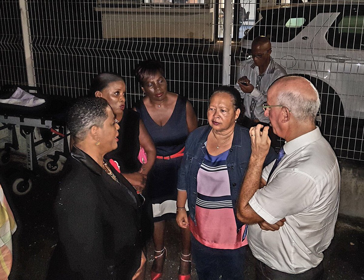 Visite de l'hôpital <a href="/ESCRIM_FRANCE/">ESCRIM-FRANCE</a> installé sur le site de l'actuel <a href="/Chu_Gpe/">CHU DE LA GUADELOUPE</a> avec le Directeur @Pierrethepot et <a href="/Prefet971/">Préfet de Guadeloupe</a>. Je salue la rapidité avec laquelle les différents acteurs ont installé ce dispositif pour la prise en charge des urgences. #SurLeTerrain