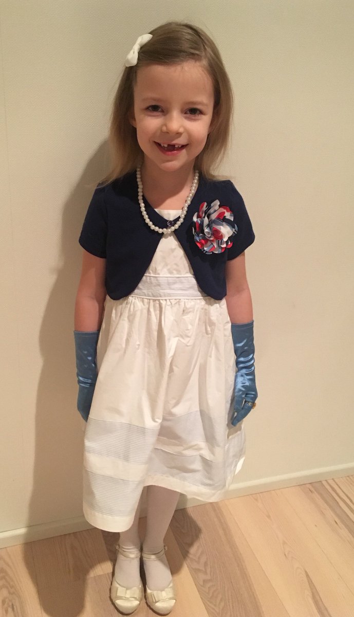 Tärkeä päivä! Melina 5v saa olla päiväkodin itsenäisyyspäiväjuhlassa tasavallan presidentin rouva Jenni Haukio: "Jännittää! Minä ja Sauli kätellään koko päiväkodin väki. Mitä Jenni sanoo vieraille? Harjoitellaan äiti vielä kerran!"
#Suomi100 <a href="/niinisto/">Sauli Niinistö</a> #oulunmontessoripaivakoti