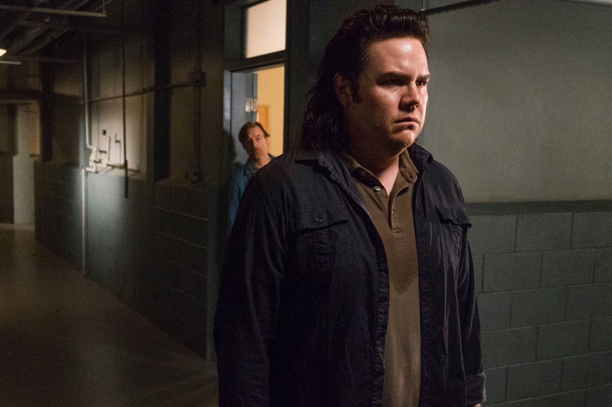 TWDVenezuela's tweet photo. Eugene sale del closet: Ya es oficialmente un miembro de los Salvadores. ¿A qué juega? A su propia supervivencia. #TimeForAfter #TWD #TWD8enFOX https://t.co/WmRCIl1J3W