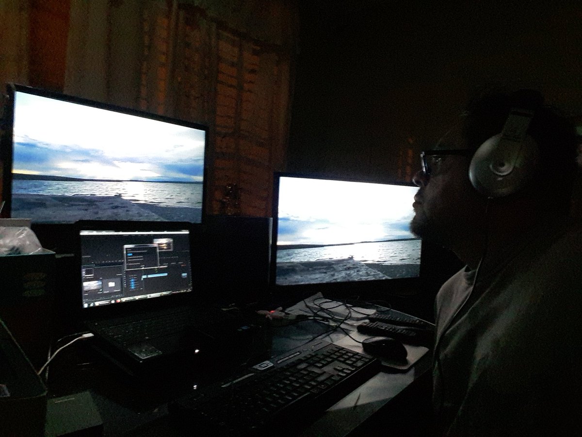 Procode_HD's tweet image. Noche de lluvia. Y de edición la oficina nocturna...