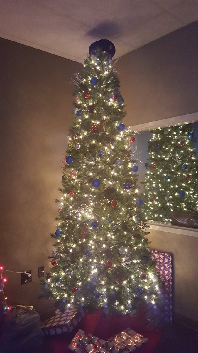 hidalgo_erin's tweet photo. Christmas spirit in the 9-1-1 Center πβοΈ https://t.co/ArTkz22GFF