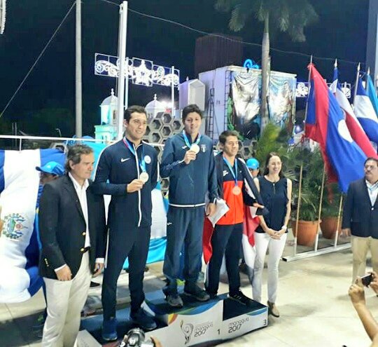 FESAELSALVADOR's tweet photo. #FESAInforma 
Dos medallas y un récord para Marcelo Acosta en #Managua2017
- Oro en 1500 m libre con tiempo récord 15:45.04
- Plata en 200 m mariposa 2:02.07
Vía @fedenatsv https://t.co/jsAyZJDSkb