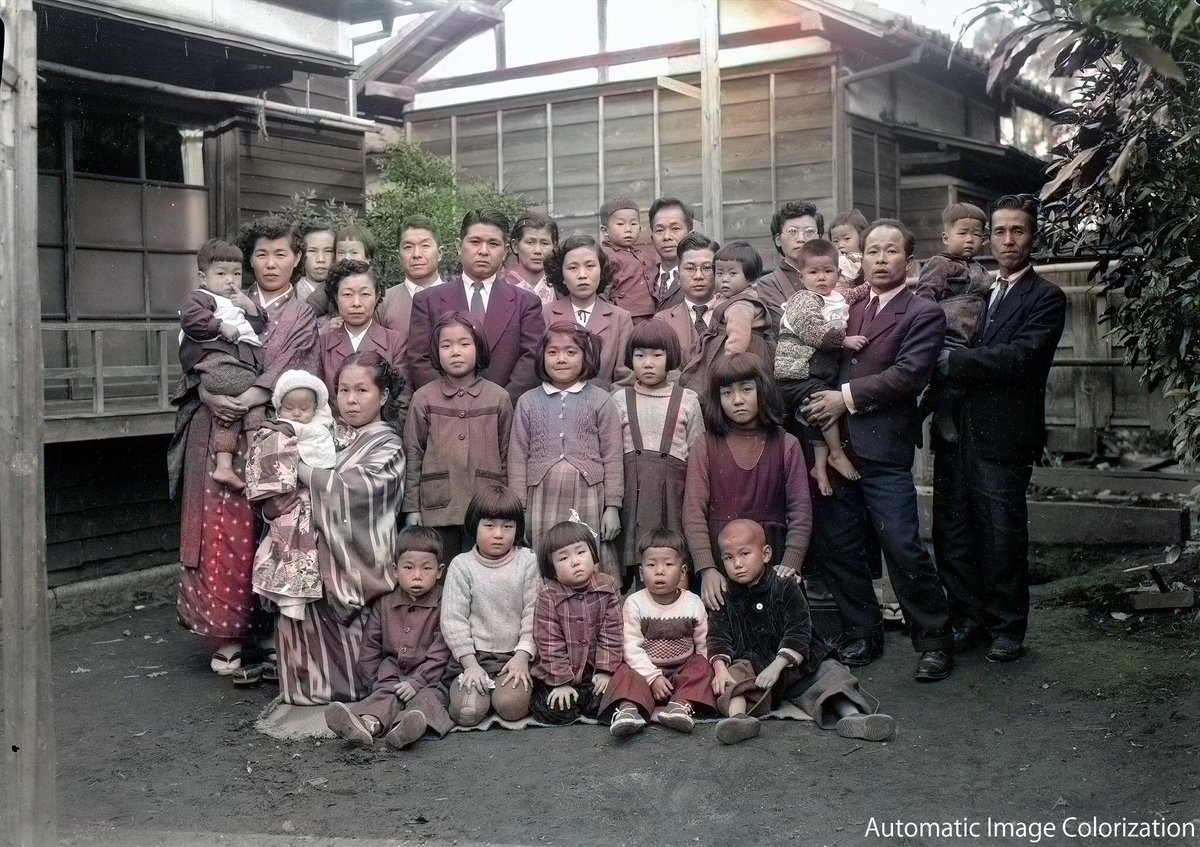 戦前〜戦後にかけて撮影された日本の家族。出典元の「Vintage Japan