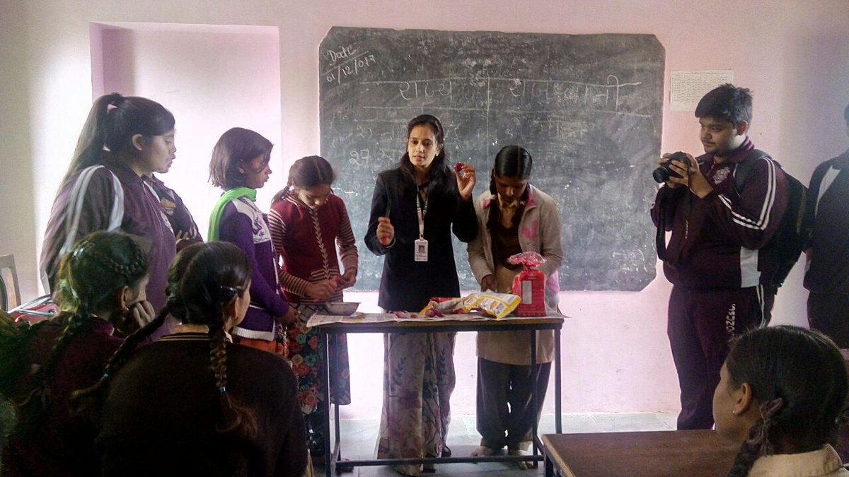 stedmundsschool's tweet image. Wonderful initiative by teachers and students #Lerarntoearnactivity #Cookingwithoutgas #Paperbags #Sandwichactivity #Bingochart #GovernmentSanskritschool  #Jaipur