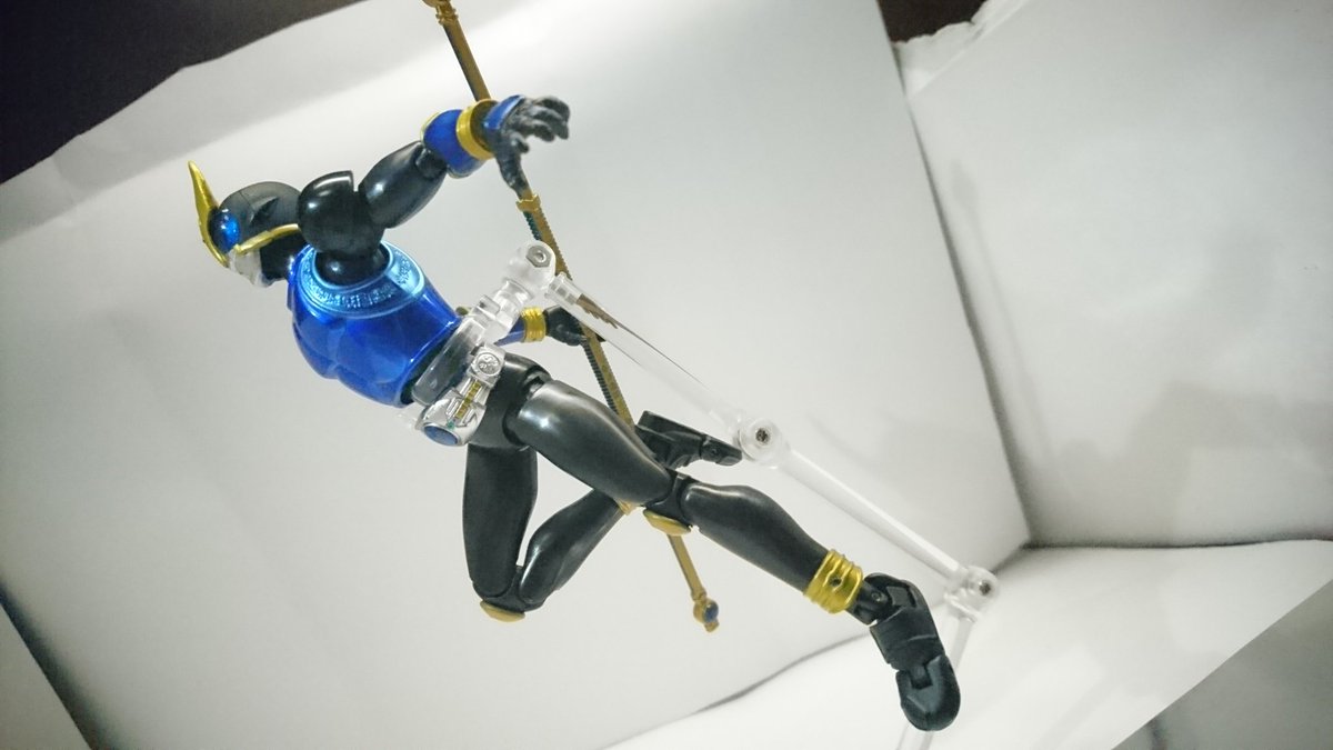 いち753 １０８体目 仮面ライダークウガ ドラゴンフォーム 青くなった クウガはどのフォームもカッコイイ W ひと昔前のアーツだけどそこまで不自由無くポーズもとらせれて気に入ってます ドラゴンロッドも長くていい感じ 鈴の音が脳内