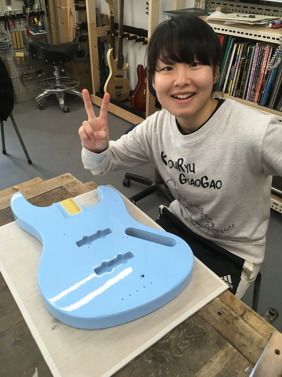 Esp学園 東京 楽器技術科 Sur Twitter ベース ギターリペアコースでベースのリフィニッシュをしています かわいい色で吹き上がってますね これから研磨してさらにピカピカにしていきます ベース リフィニッシュ 塗装 パステルカラー 水色 リペア Esp
