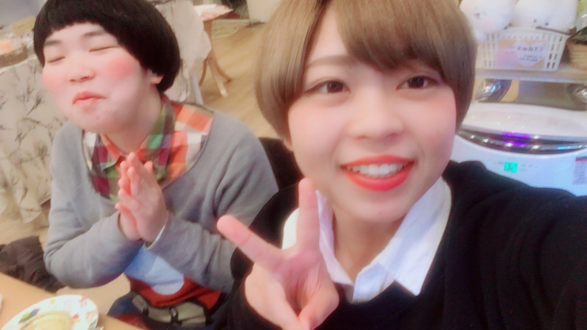 伊藤 夏美香 エトセトラの花岡さんと 鳥カフェ来てます W インコが世界で一番かわええわ 花岡さんは 焼き鳥食べたい と言ってました 変な人やな 楽しい