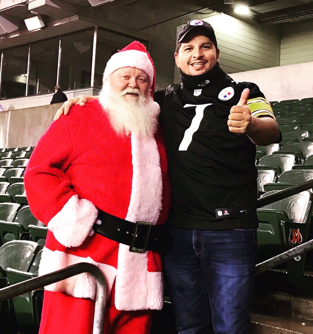 FerofKy's tweet photo. My Fourth Game, All Of Them Victories! #InYourFace #BlackAndYellow #Steelers #BigBen #SteelersNation #MerryChristmas  #Santa @steelers @_BigBen7 @SteeIerNation @AB84 https://t.co/8cyeh1dZ7i
