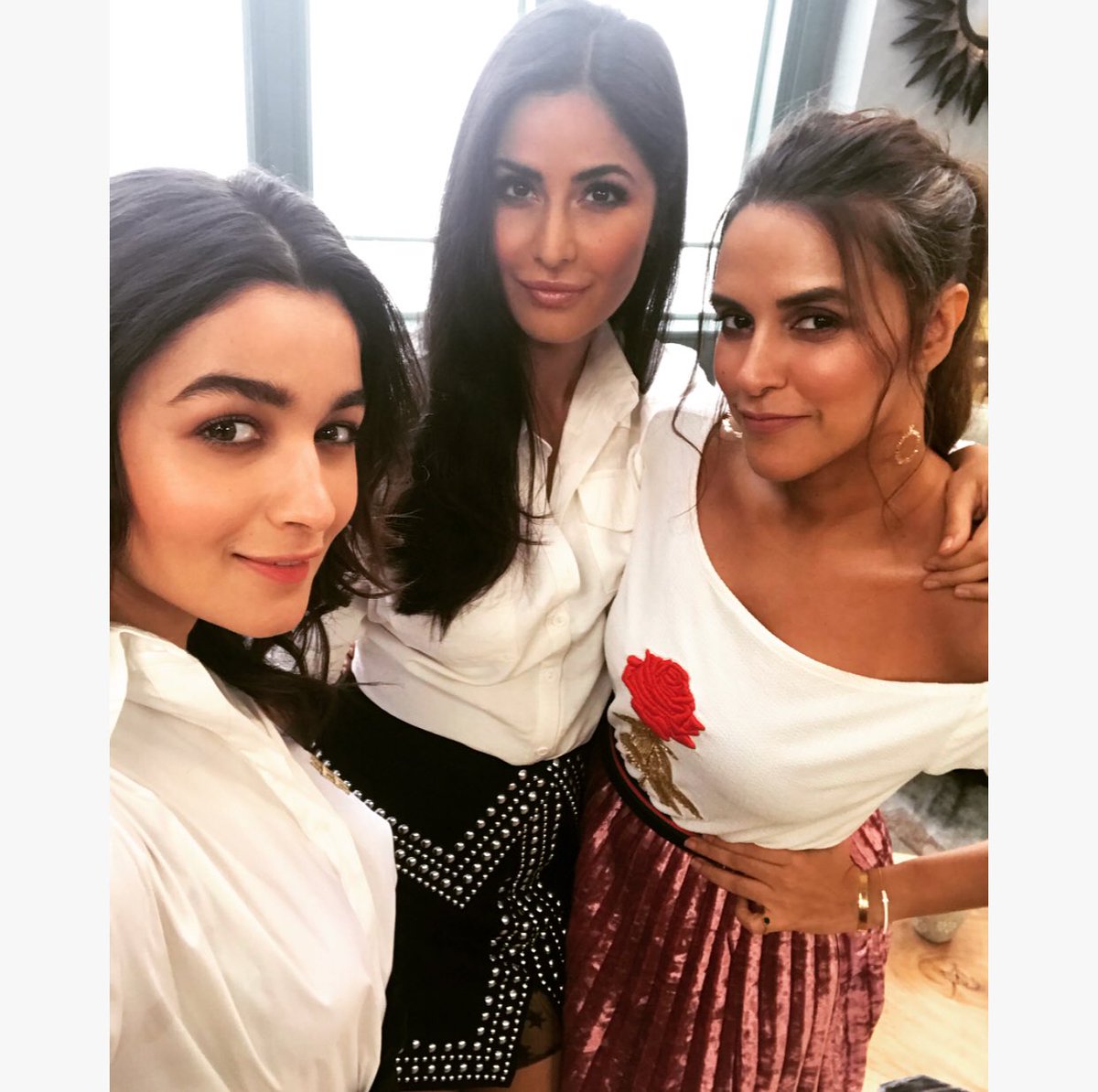 NehaDhupia's tweet image. Gorgeous and goofy. Just how we like our BFFs on #BFFsWithVogue. Wait for the new nimbusutra 🍋 with @aliaa08 n #katrinakaif coming soon on #bffswithvogue only on @colors_infinity 🔥🌶