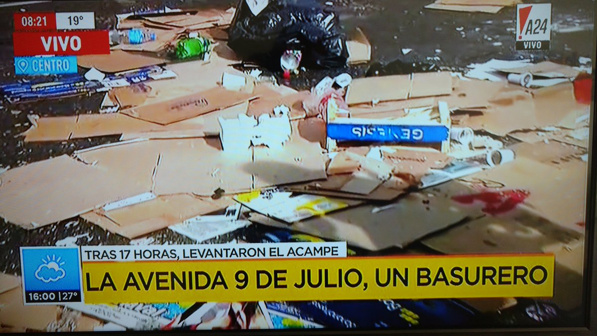 tuitskukas's tweet photo. 15 horas de acampe. Lo levantaron y dejaron todo lleno de basura.
Hasta cuándo vamos a tolerar esta mierda? Que la Justicia los raje a patadas la próxima vez que toquen una calle! https://t.co/2AMcmDgEfK