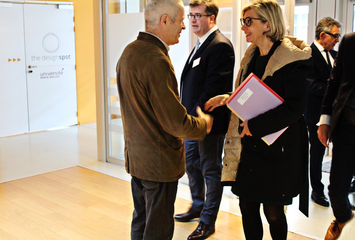 DesignSaclay's tweet image. Quelques minutes avant l&apos;inauguration du #DesignSpot de l&apos;@UnivParisSaclay, Vincent Créance, chef de projet, accueille @vpecresse présidente région @iledefrance et Philippe Watteau, directeur @CEAParisSaclay