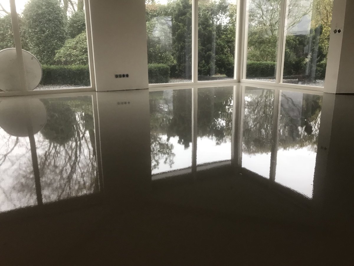 dannys_vloeren's tweet photo. VOOR EN NA #egaliseren voor een nieuwe #pvcvloer ben in dec nog een oude prijs dus pak je korting #pvcvloer #forinn #uzin #saffier #design #brabant #showroom #peitsman #parketvloerverwijderen doen we ook Danny’s vloeren #geldrop https://t.co/pBzPkCjFvf