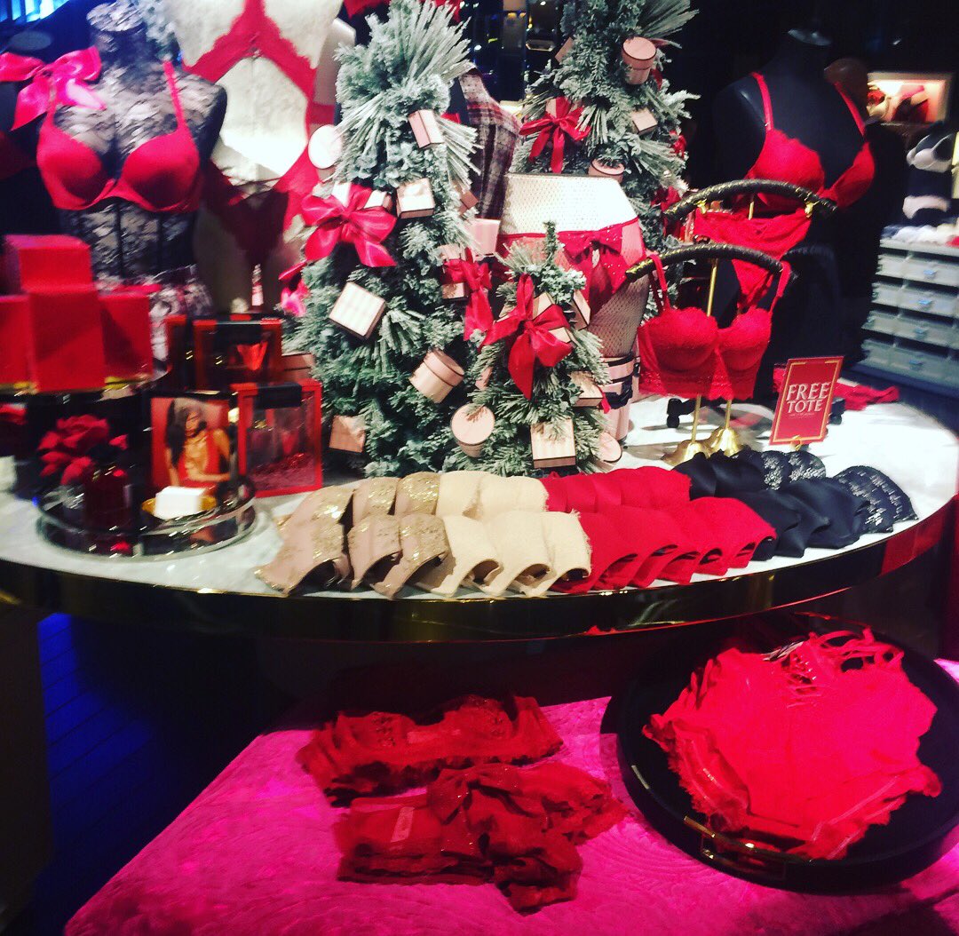 AislingC06's tweet photo. Gold Lame Ceiling is Centre Stage @VictoriasSecret #dublin
@thisismission
#vslovesireland #storeopened https://t.co/zpmvrmO908
