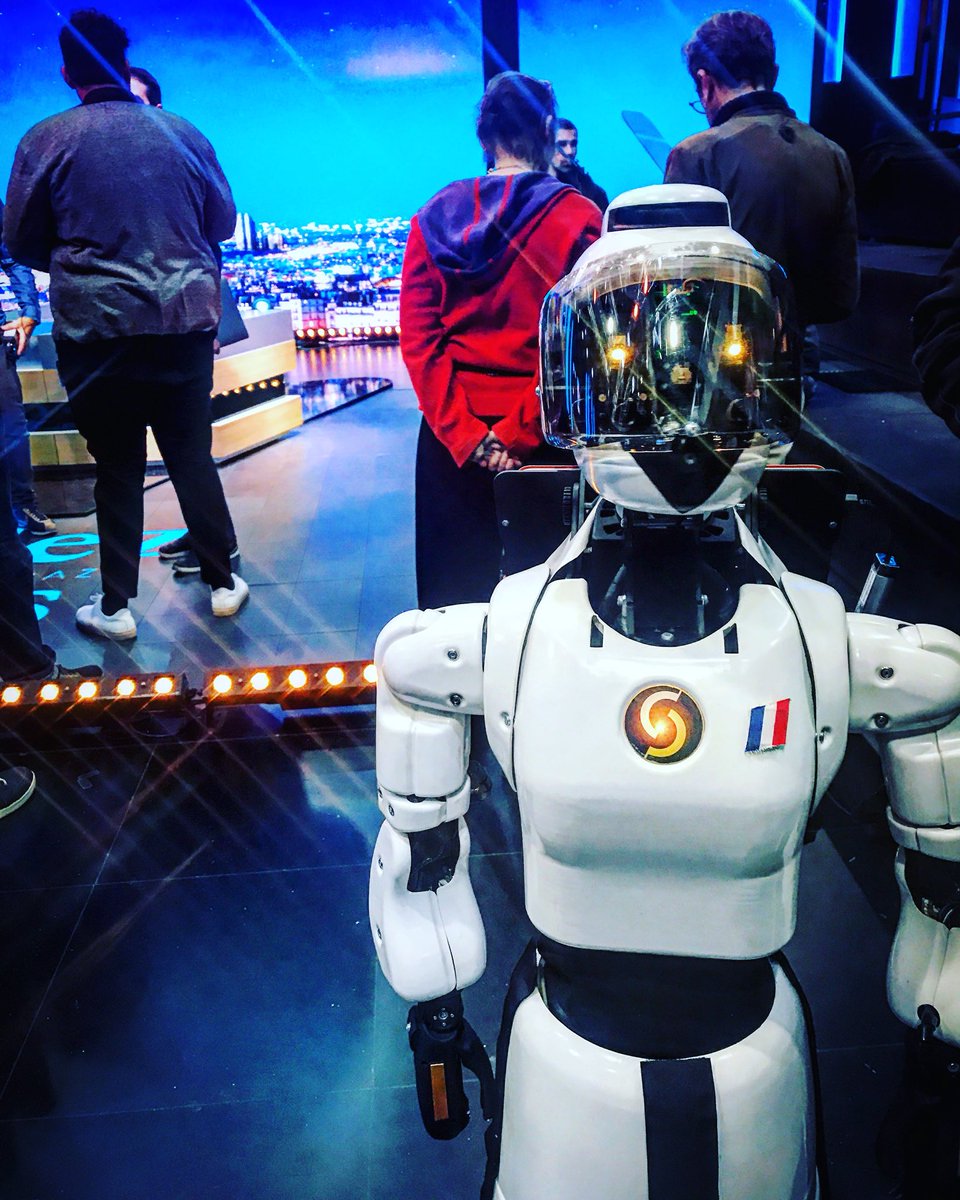 Tournage aujourd’hui pour #Leenby sur le plateau de <a href="/canalplus/">CANAL+</a>, pour <a href="/KevinRazy/">cRazyKevin.</a>... Fiers comme des 🐓. #robotique #événementiel #FrenchTech #Limoges 100% #MadeinFrance