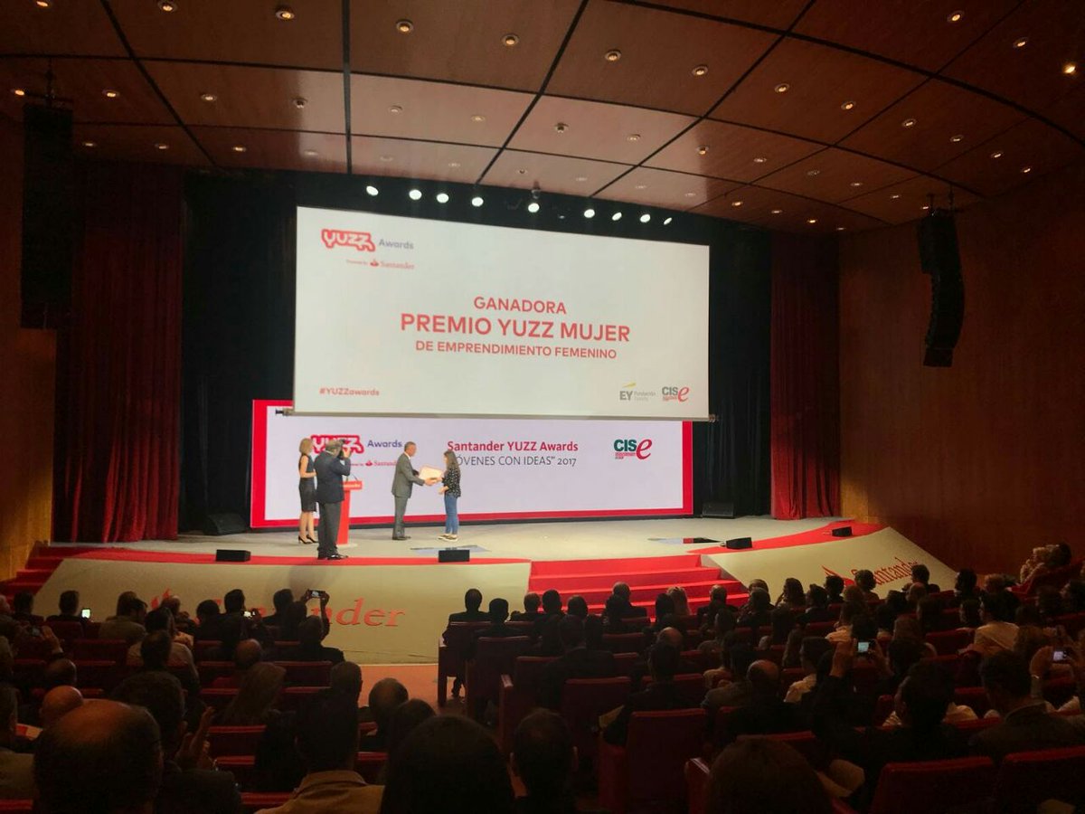 beirms's tweet photo. ¡Muy contenta por recibir el premio Yuzz a la mujer emprendedora! https://t.co/NBHv7HkA8w