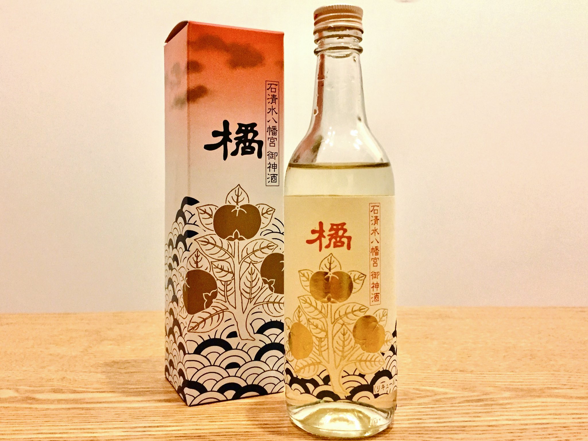 Twitter 上的 Forest 家に帰って今夜はこちらを 石清水八幡宮の橘のお神酒 本殿前の橘の木から作られる霊力高いお神酒です さわやかでほのかにあまい味わい 石清水八幡宮で授与品として手に入れることができますよ お神酒 石清水八幡宮