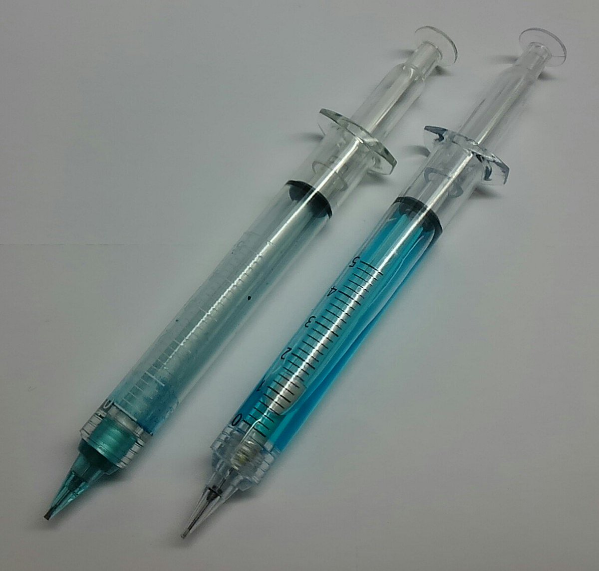 どい 小さい頃に見た注射器型のシャーペンが地味に好きで 数年前ダイソーで見つけた物を持ってるが 最近セリア でも売ってるのを見つけたので購入 形は同じだがセリア版の方がリアル しかしパッケージのイラストはダイソー版の方がちょっとヤバめ どい 小さい頃に見た注射器型のシャーペンが地味に好きで 数年前ダイソーで見つけた物を持ってるが 最近セリア でも売ってるのを見つけたので購入 形は同じだがセリア版の方がリアル しかしパッケージのイラストはダイソー版の方がちょっとヤバめ