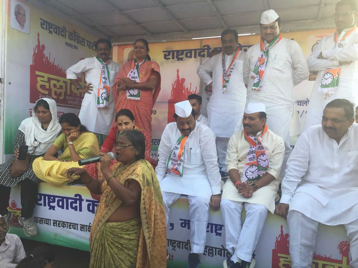 supriya_sule's tweet photo. #हल्लाबोल पदयात्रेत ठिकठिकाणी भेटणारे शेतकरी, गृहिणी, विद्यार्थी #खोटारड्या सरकारविरोधात असलेल्या आपल्या भावनांना वाट मोकळी करून देत असल्याचे चित्र अनुभवते आहे. आज हिरापूर चौक, सालोड इथल्या चौक सभेत एक महिला उत्स्फूर्तपणे पुढे येऊन आपले मनोगत व्यक्त करत आहे. https://t.co/tqFWLO9WD3