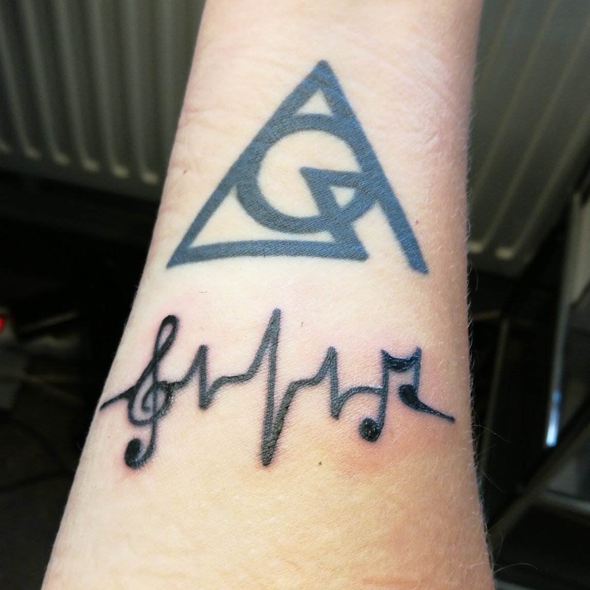 GranathJennie's tweet photo. Dude, this thing is swollen!! π
#new #tattoo #smollen #thegazette #logo #music #heart https://t.co/B1DJ7fBI2s