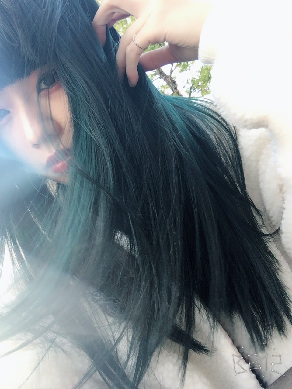 Hina Dabでヘアメンテ いつも通り黒髪ベースながら 光にあたれば緑になるの 風が吹いて本当なら使えない写真も 風のおかげで陽に当たって綺麗な緑が見えるから使っちゃう 笑 もう半年以上たつけど本当に飽きない髪色 最近黒髪ぱっつんはヒナの