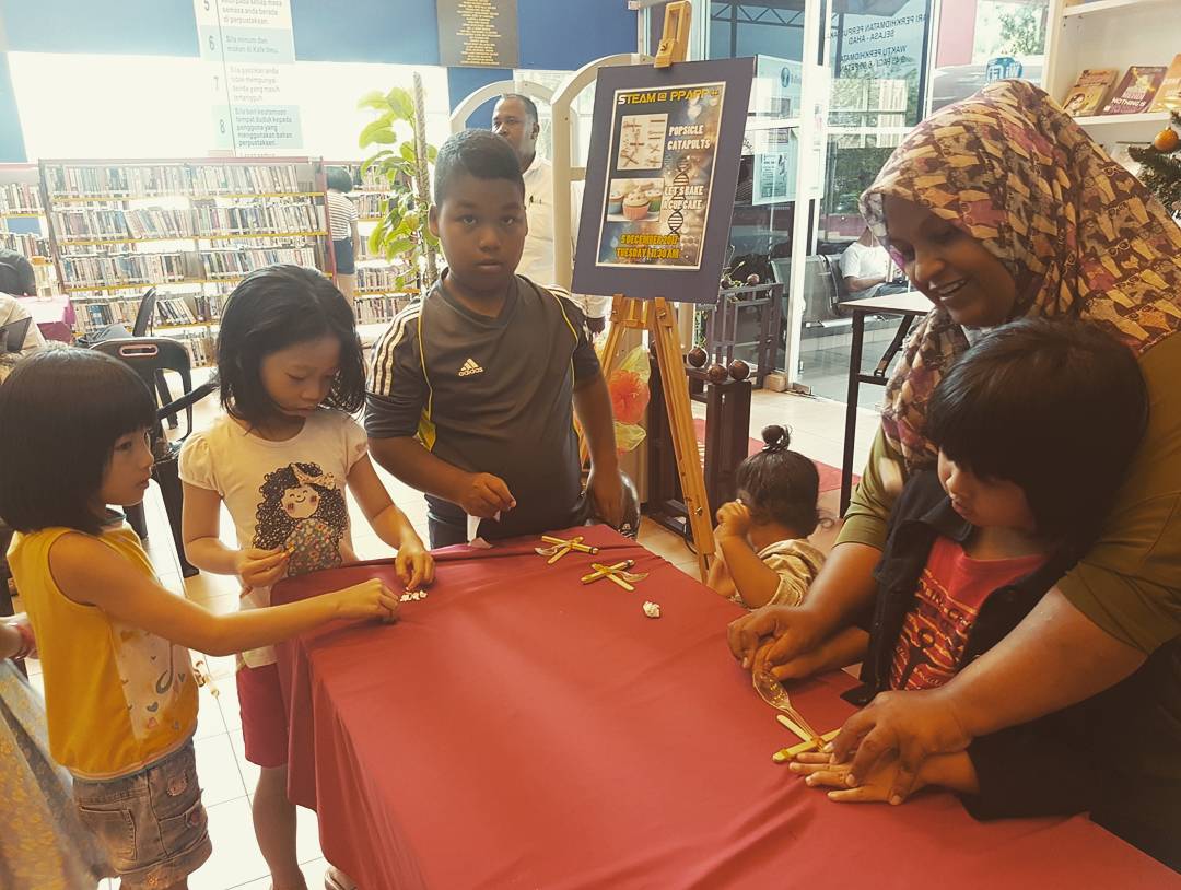 penanglibrary's tweet photo. Aktiviti cuti sekolah 5 Disember 2017 "Popsicle Catapults" - Steam @ PPAPP
#ppapp #penanglibrary #aktiviticutisekolah #schoolholiday #steam https://t.co/jbl044kMef
