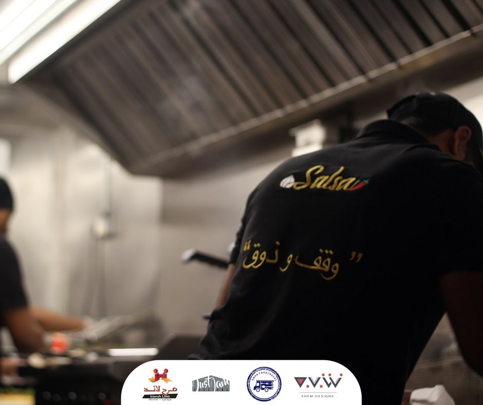 OmanFoodTrucks's tweet photo. #ComeSupportYourLocalFoodTrucks good music, good people, great food. https://t.co/VWP3O9RvQu