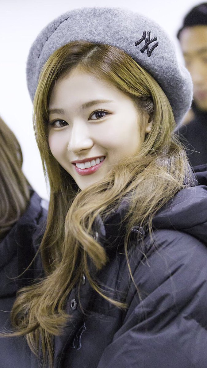 K Popアイドル 女性グループ Twitterren サナ Twice 1996年12月29日生まれ 日本出身 サブボーカル Cheer Up コンセプト セーラームーン Tt コンセプト 映画 キック アス ヒットガール 雷に驚いて座り込み マスクを脱ぐ姿は ファンの心を揺さぶる Signal