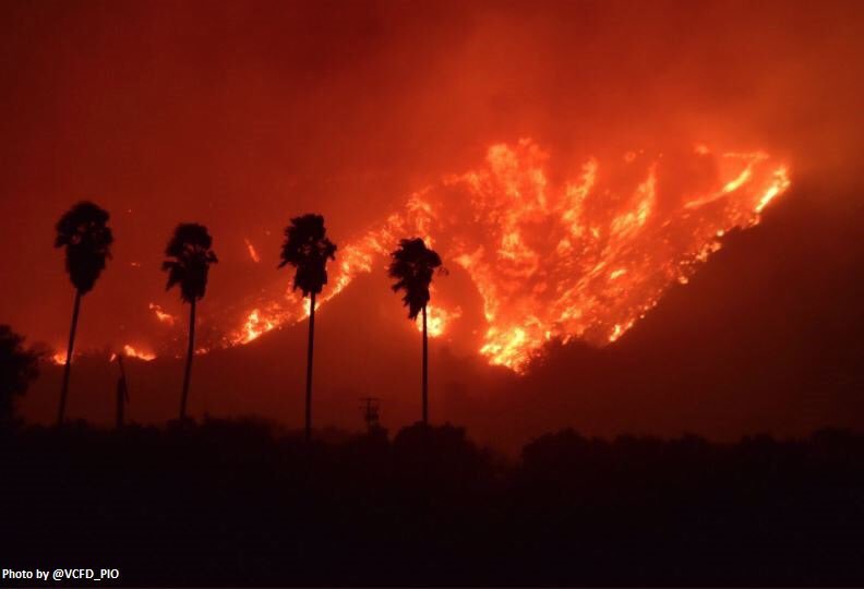 anneofgreenla's tweet photo. This isn’t mine but HOLY MOTHER NATURE #ThomasFire #Ventura https://t.co/NjuznzCsyZ