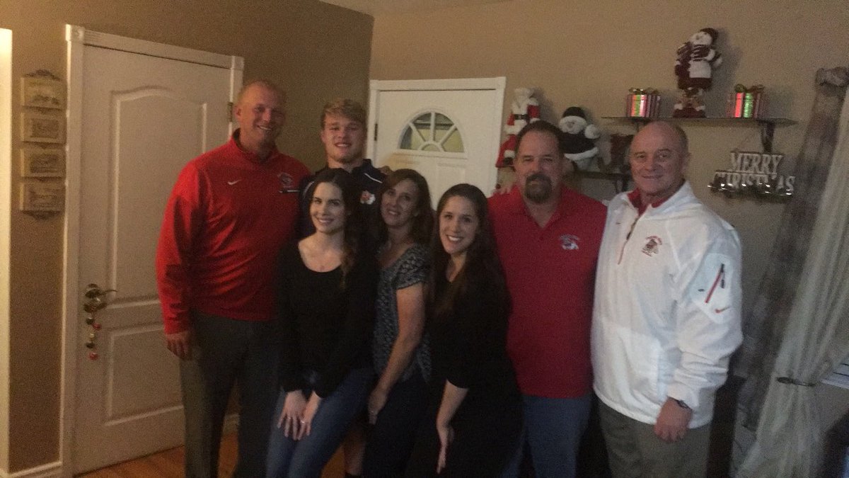 SComstock22's tweet photo. What a great night with family and coaches!! #GoDogs #BulldogBorn #BulldogBread https://t.co/ABQ5MKx6WC