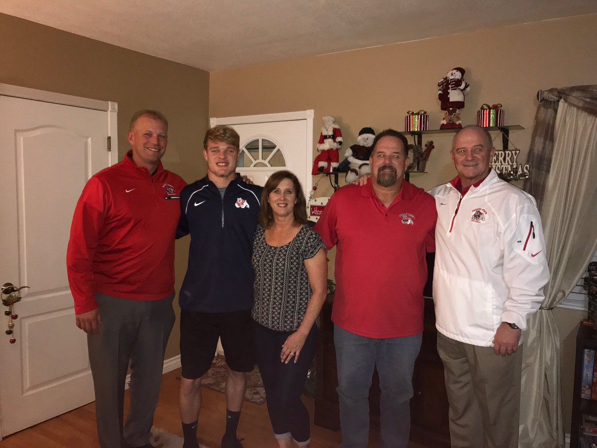 SComstock22's tweet photo. What a great night with family and coaches!! #GoDogs #BulldogBorn #BulldogBread https://t.co/ABQ5MKx6WC
