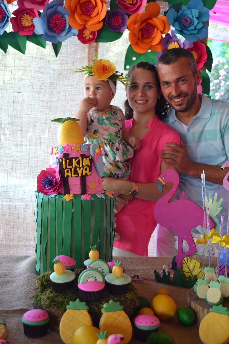 partibizde's tweet photo. 1 yaş partisi “Ananas ve Flamingolar İlkim için” @ozo2809 @uzunuzun_irem @hanife_aydoner #dogumgunu #dogumgunupartisi #1year #1yaş #birthdaycake #butikpastacılık #manisapasta https://t.co/LANN365mnx