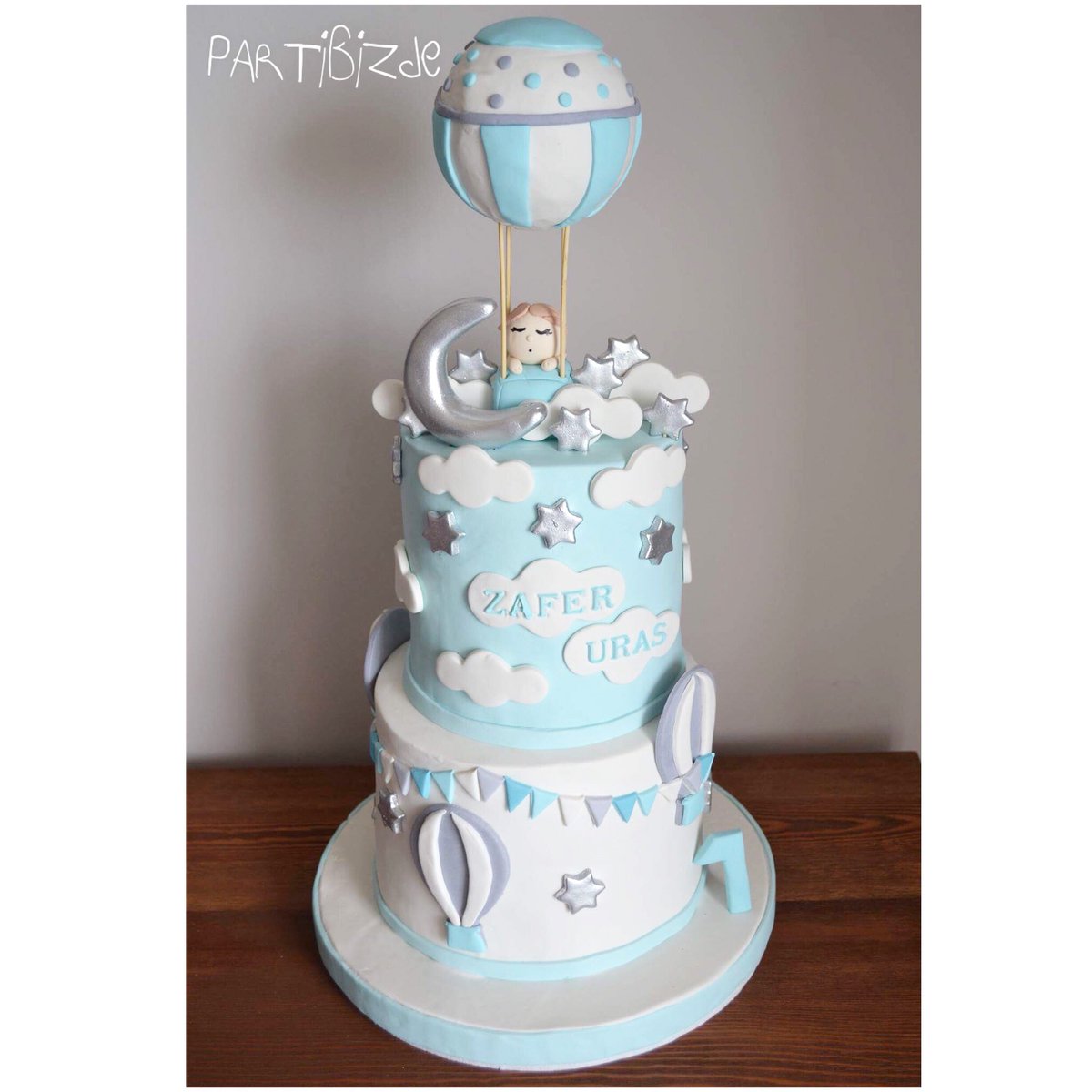 partibizde's tweet photo. 1 yaş uçan balonlu pasta.. #birthday #birthdayboy #cake #birthdaycake #dogumgunu #dogumgunuparti #pasta #butikpastacılık #manisapasta https://t.co/9JpsCe9ZQg