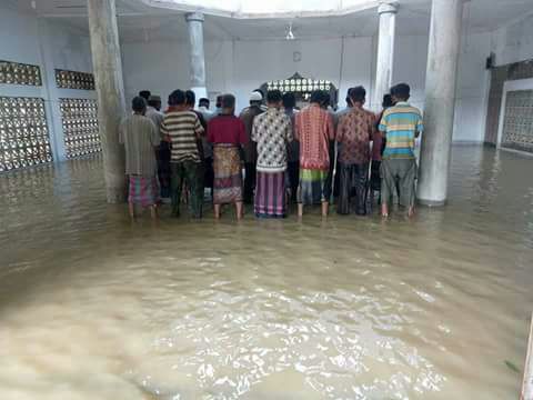 JalDanker's tweet photo. Dlm kondisi banjir masyarakat Ds Rayeuk Pange, Kec.Pirak Timu, Kab. Aceh Utara sedang sdg Shalat Jenazah di Mesjid Al-Taqwa Ds Rayeuk Pange. https://t.co/2XpaGH5ZcQ