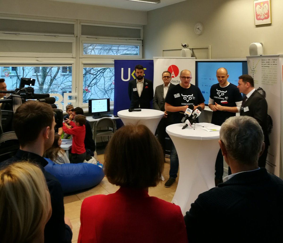 Lidia_Stepinska's tweet photo. Press briefing before #worldguinnesrecord setting #coding #codeandshare #kodujzUKE @UKE2UKE @pl_architects https://t.co/qWM6JOjbqT