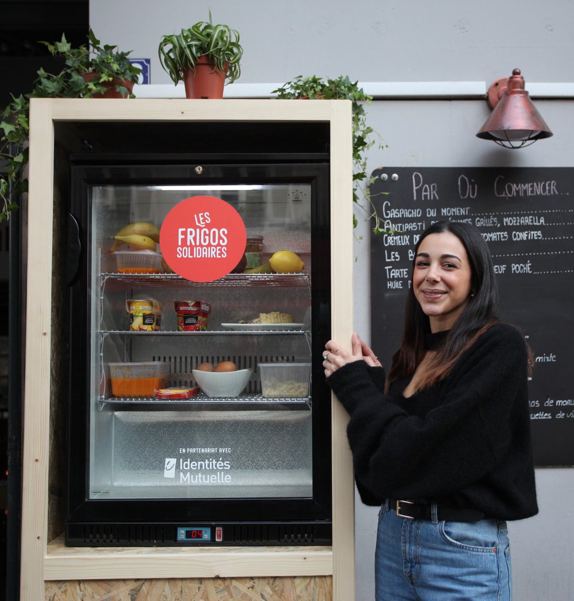 Vous connaissez l'histoire des Frigos Solidaires ? 
En France, elle commence grâce à Dounia Mebtoul, jeune restauratrice propriétaire de <a href="/Lacantine18/">Cantine18</a>, et sa mère, qui ouvrent le premier frigo en juin dernier ! #CréatriceDeSolidarité #LesFrigosSolidaires bit.ly/2ijc27i