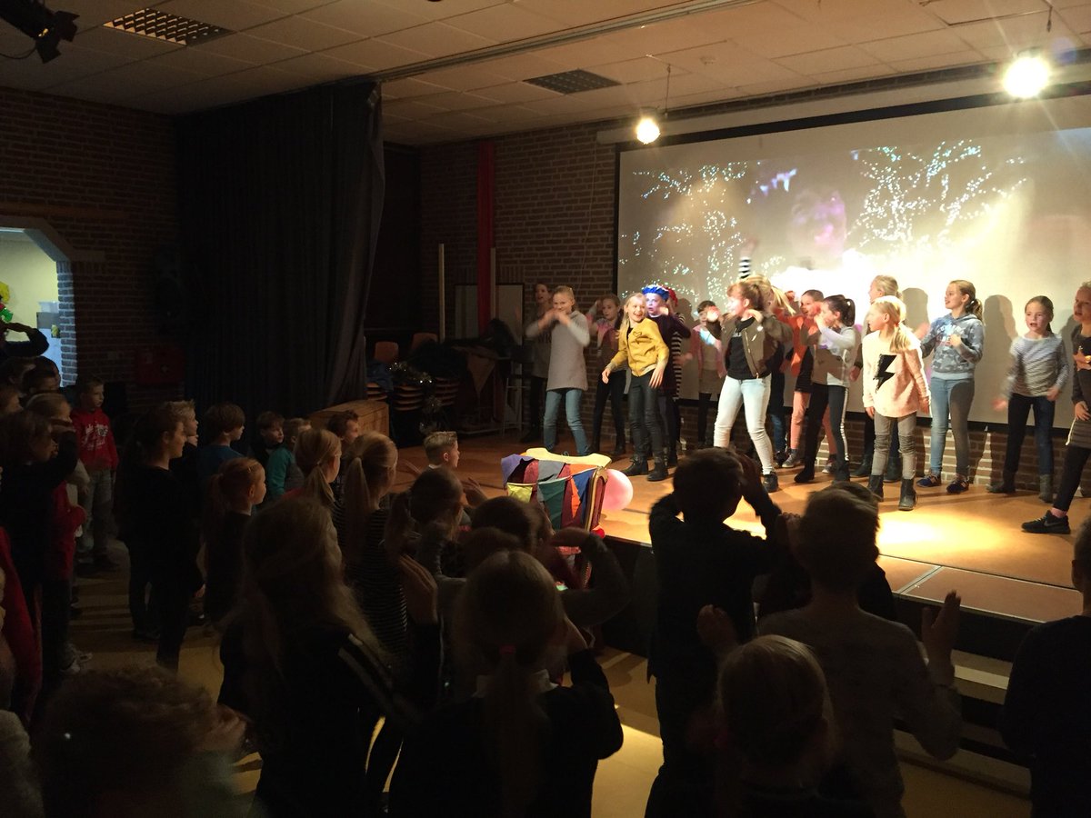 Sinterklaas eenmaal op school; Welkomsdans! #synergie