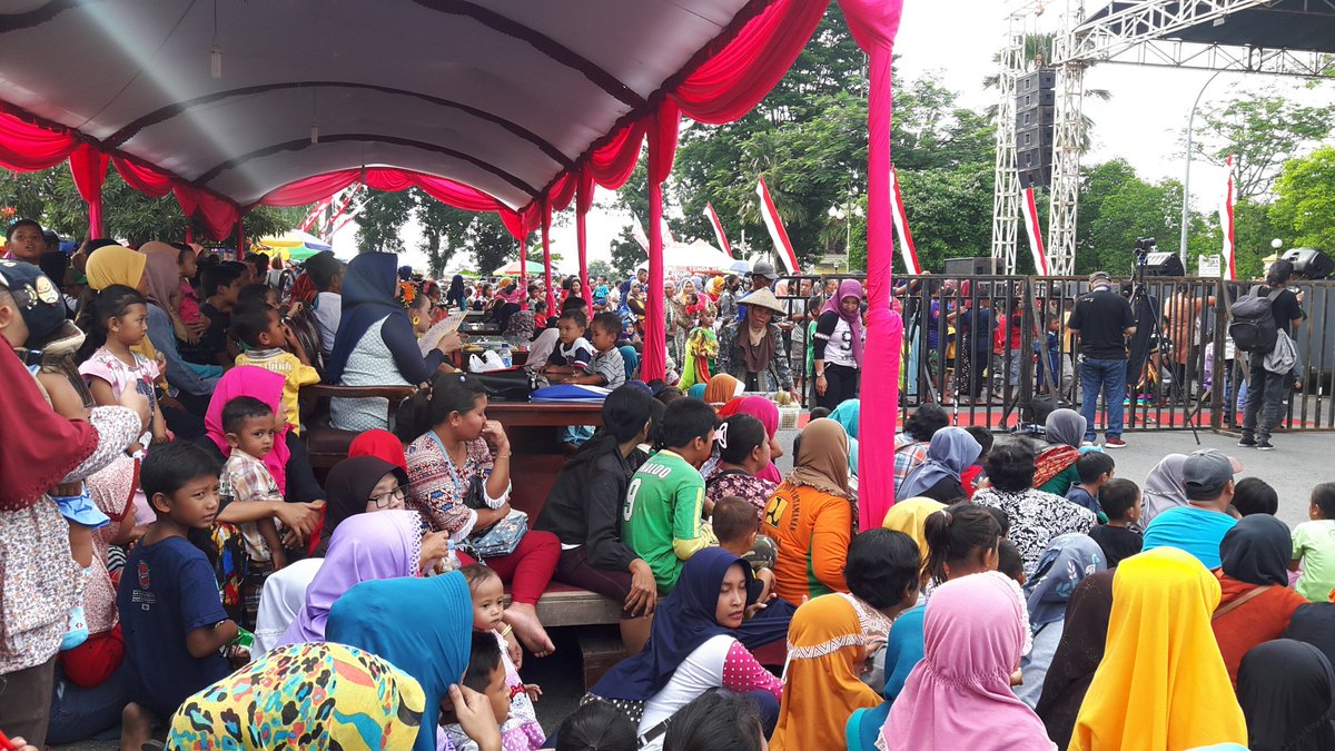 Pemkab_Blora's tweet photo. #FBN4 dalam rangka #HUTBlora268 dibuka sore ini dengan menampilkan tarian dan barongsai.
#JatengGayeng https://t.co/Iq6n0yPm0z