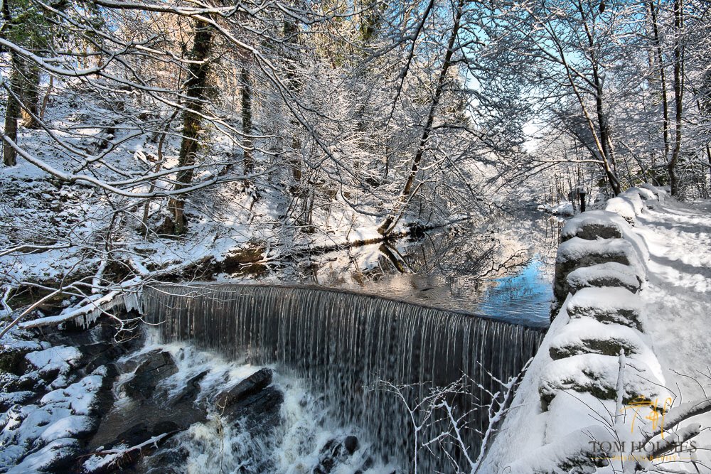 Will we see scenes like this later in the week? Fantastic winter photo of the weir in #SkiptonCastleWoods by <a href="/TomHolmes_Photo/">Tom Holmes</a> #SnowWatch #YorkshireDales #Woodland