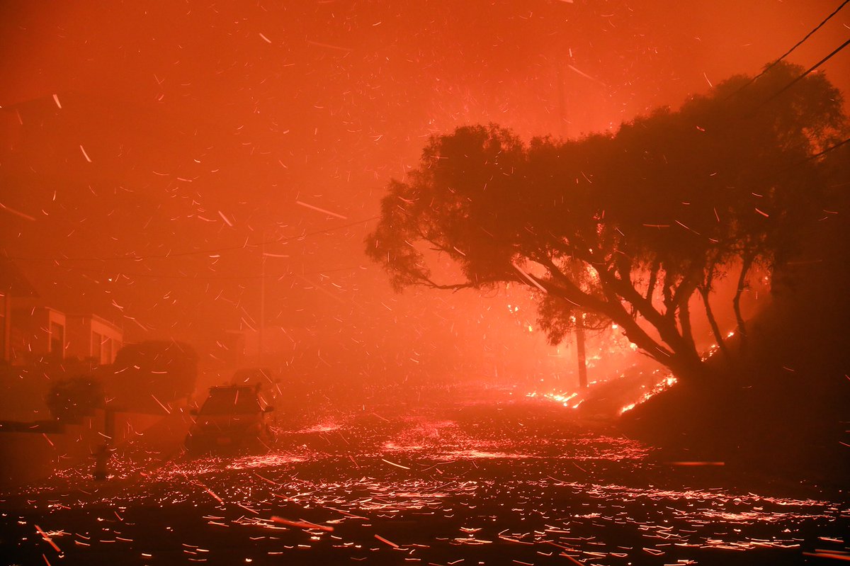 yamphoto's tweet image. The fire is moving very quickly with the wind. #ThomasFire