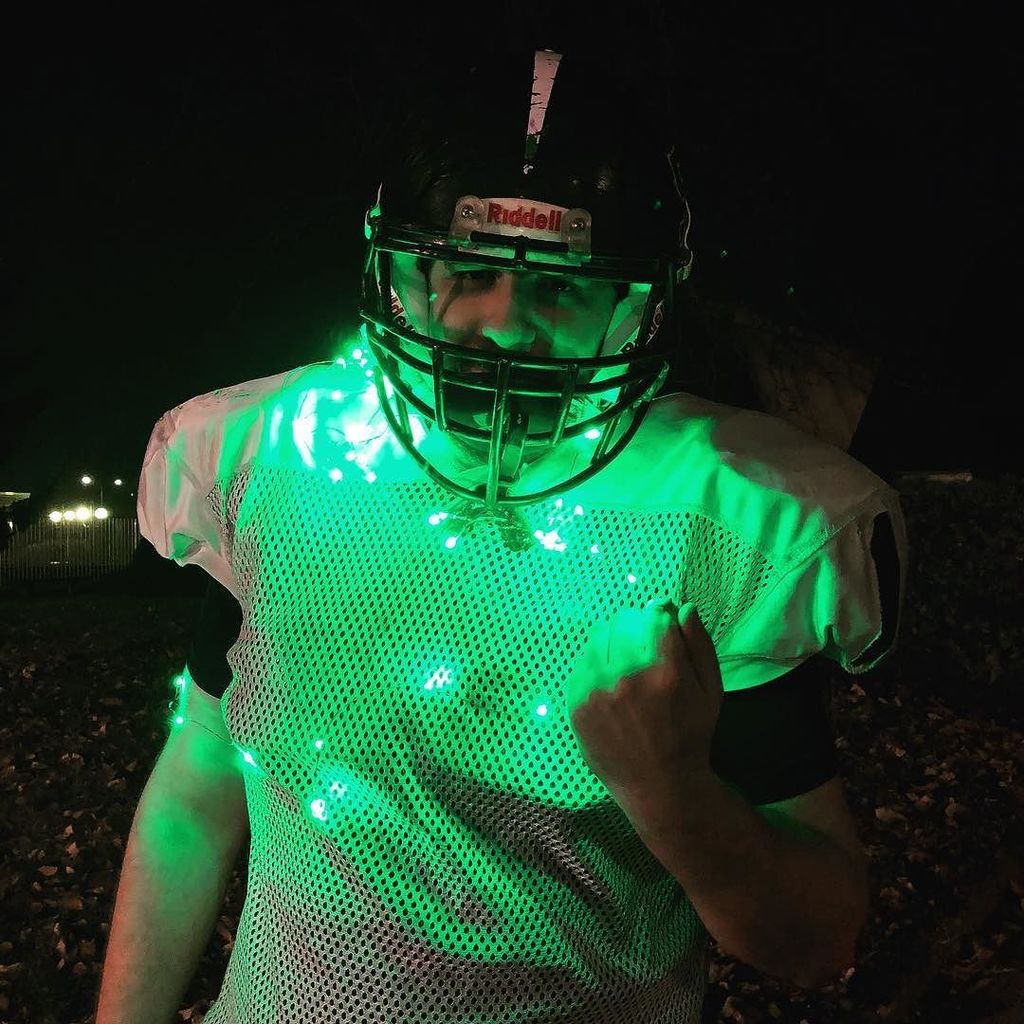 HammersAFT's tweet photo. Light it up✨🏈 #lights #christmas #xmas #green #helmet #player #hammersaft #hammers #americanfootball #football #footballamericano #ifl #iflmagazine #huddlemagazine #mask #winter #ice #tackle #night #training #italy #monza #milano https://t.co/KDS1GEXOIx https://t.co/g56D2AUPoj