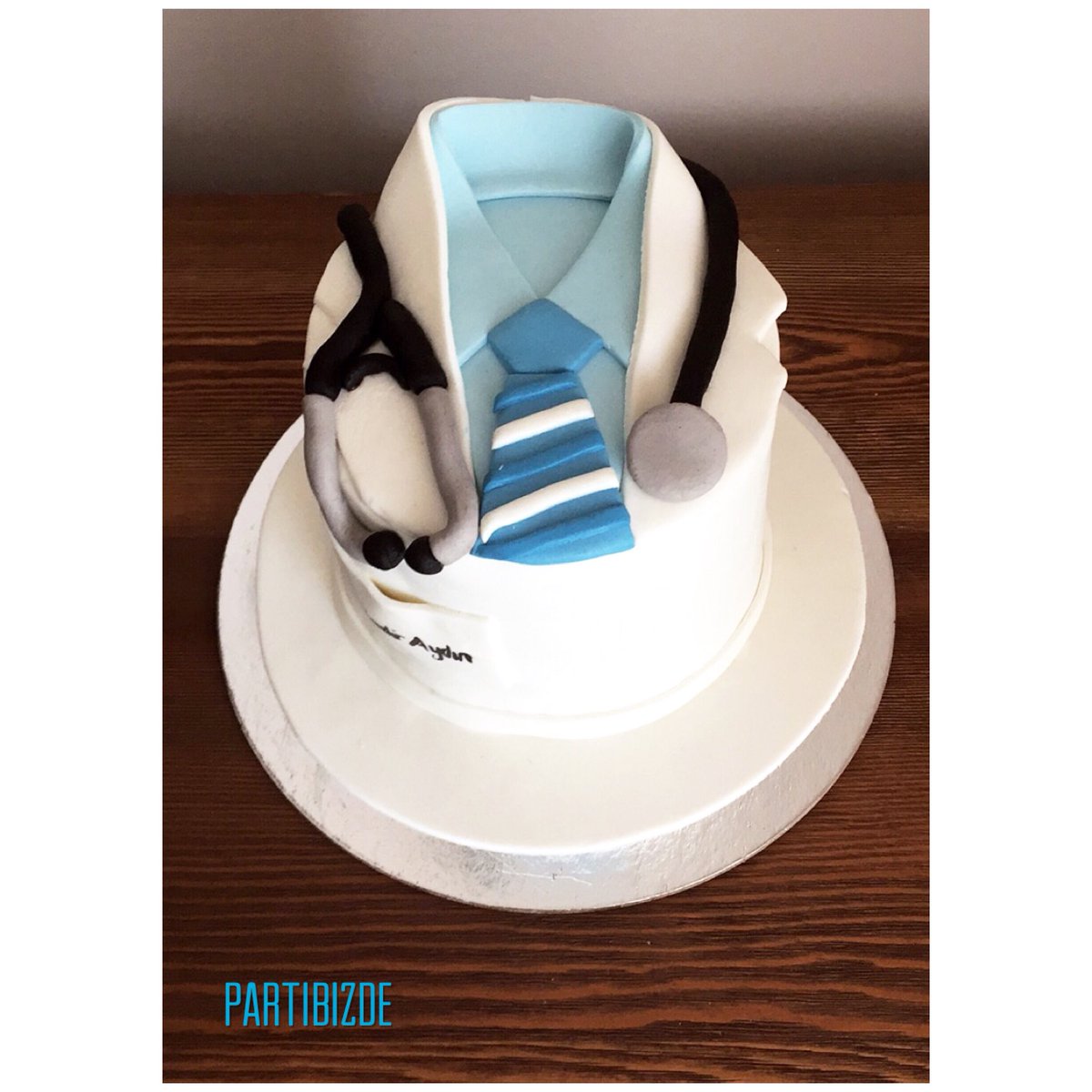 partibizde's tweet photo. Doktor için tasarlanan pasta #doktor #doktorpastası #manisapasta #butikpasta #butükpastacılık #şekerhamuru #dogumgunu #pasta #cake #birthday https://t.co/saCPTdqdfk