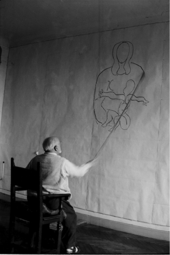 Artribune on Twitter: "Foto del giorno: Henri Matisse al lavoro sui  bozzetti per la Cappella di Vence (foto di Hélène Adant)...  https://t.co/ioJuyfRKQQ" / Twitter