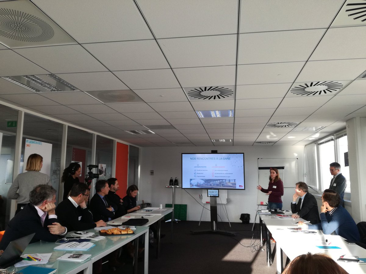 OhmyDigitals's tweet photo. Pitch de https://t.co/cULkiXOPiO : un des projets de design de service de l'#EsdBordeaux au #Labintercités de Toulouse ! #SNCF #Intercités  #blockchain https://t.co/RNunwVdU1c