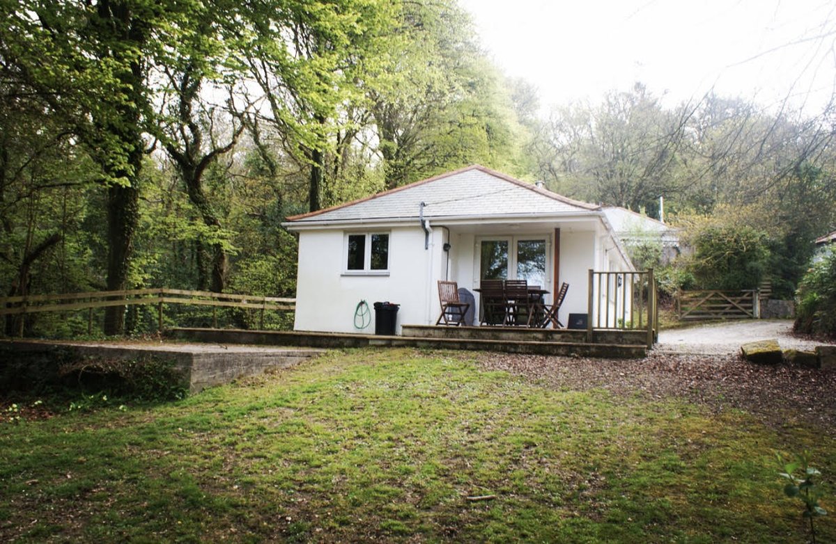 Melrose_Direct's tweet photo. Riverside in Saint Breward, North Cornwall is the perfect place to take your whole family for a cosy cottage stay #dogsinvited #dogfriendly #dogswelcome  https://t.co/7BqiifBVRE https://t.co/yafZGn6dsK