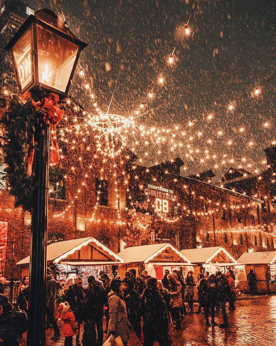 ExploreCanada's tweet photo. The world-renowned @toxmasmkt in the Distillery Historic District is back and open until December 23rd! 📷: arjsun via Instagram 📍: @SeeTorontoNow, @OntarioTravel #ExploreCanada https://t.co/r3cndbG9zM