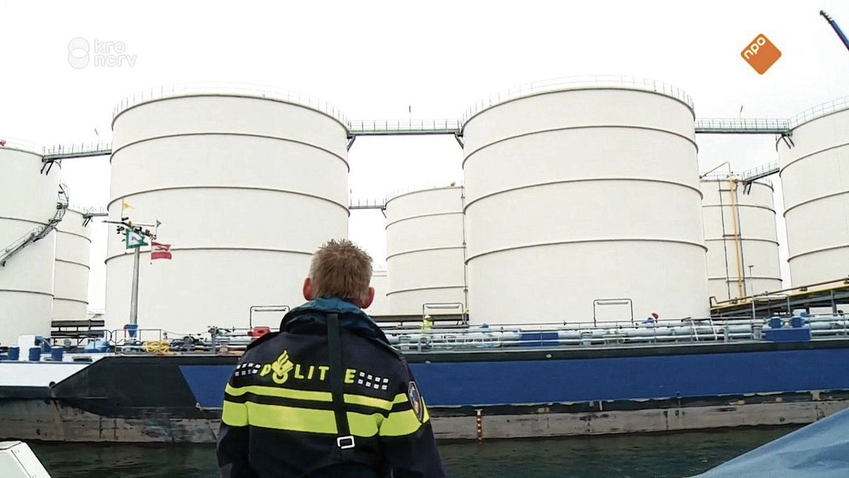 nrc's tweet photo. We zitten diep in de shit en de overheid kijkt vaak de andere kant op. Ontluisterend beeld van de afvalverwerkende industrie in documentaire #beerputnederland https://t.co/e5ndD4QGTD https://t.co/srBC4JCXib