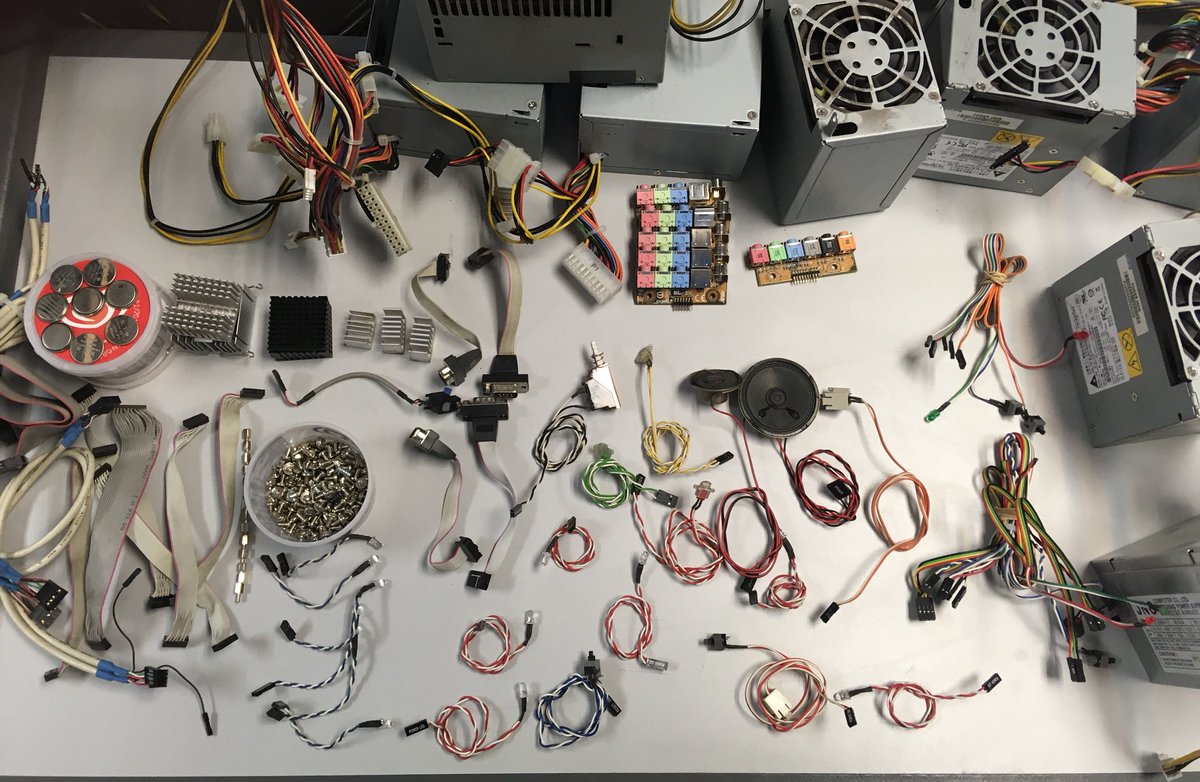 jmorras's tweet photo. @Obijuan_cube quien tiene un pc viejo tiene un tesoro, led, switch, altavoces... ideales para @arduino #maker #reciclaPC https://t.co/dyaPkOkjJe