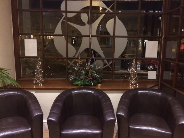 Banprivatephys's tweet photo. Christmas has finally arrived at the Banbury Private Physiotherapy Practice .Flowers by Flora Bella , Parsons Street, Christmas scent from DOTERRA oils both oozing peace into our reception. Diffusing oil on sale in the practice. https://t.co/oU0e9QIRYM